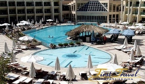 Hilton Resort Front 00.jpg