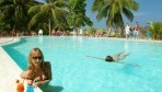 Adaaran Select Hudhuran Fushi 02-medence.jpg